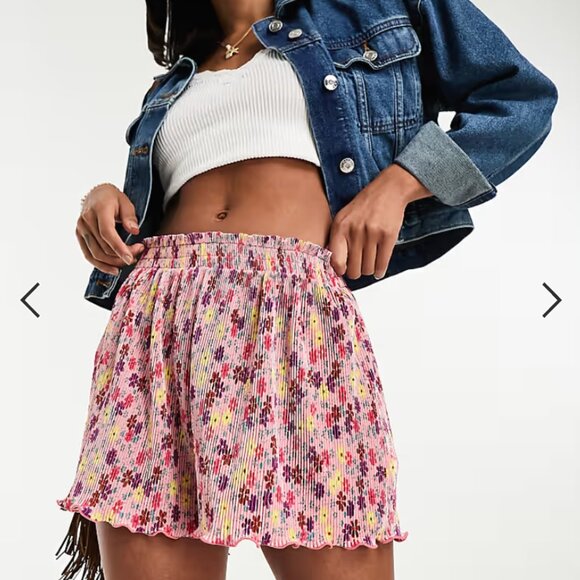 ASOS DESIGN plisse shorts in pink based floral - US 8 - Picture 9 of 9